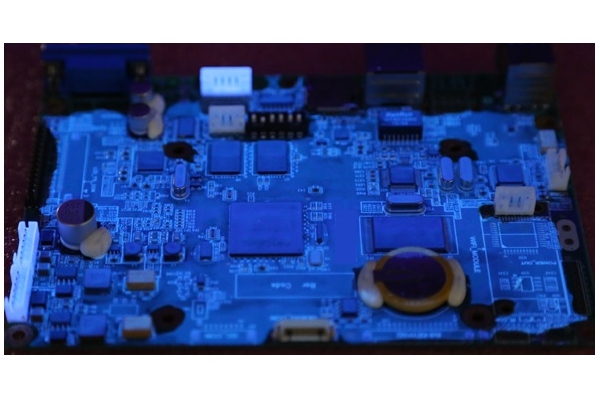 客户拿着三防涂覆的产品直说好